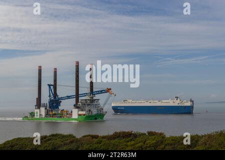 Das Schiff mit einem schweren Hebekran aufbocken Stockfoto