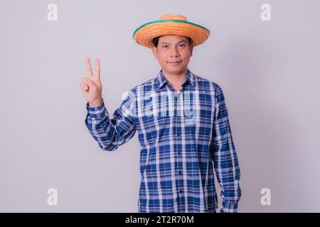 Asiatischer Bauer trägt ein gestreiftes Hemd Stockfoto