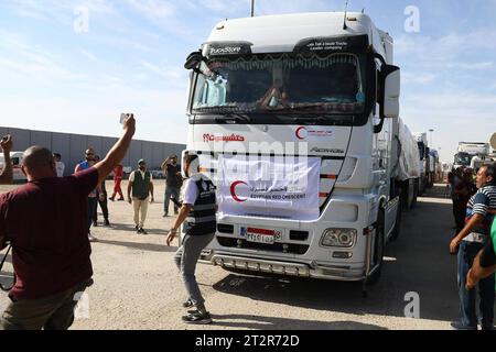 Rafah. Oktober 2023. LKWs mit humanitärer Hilfe bereiten sich auf die Einfahrt in Gaza auf der ägyptischen Seite des Grenzübergangs Rafah mit Gaza am 21. Oktober 2023 vor. Zwanzig Lastwagen, die mit humanitärer Hilfe beladen wurden, kamen am Samstag über den Grenzübergang Rafah, den einzigen Grenzübergang zwischen der belagerten Küstenenklave und Ägypten, nach einer zweiwöchigen Blockade in Gaza ein. Quelle: Ahmed Gomaa/Xinhua/Alamy Live News Stockfoto