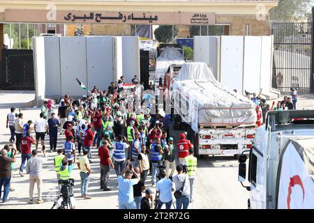 Rafah. Oktober 2023. LKW mit humanitärer Hilfe fahren am 21. Oktober 2023 auf der ägyptischen Seite des Grenzübergangs Rafah mit Gaza in Gaza ein. Zwanzig Lastwagen, die mit humanitärer Hilfe beladen wurden, kamen am Samstag über den Grenzübergang Rafah, den einzigen Grenzübergang zwischen der belagerten Küstenenklave und Ägypten, nach einer zweiwöchigen Blockade in Gaza ein. Quelle: Ahmed Gomaa/Xinhua/Alamy Live News Stockfoto