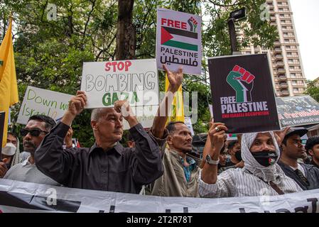 Bangkok, Thailand. Oktober 2023. Pro-palästinensische Demonstranten halten Plakate, auf denen ihre Meinung während der Demonstration vor der israelischen Botschaft in Bangkok zum Ausdruck gebracht wird. Pro-palästinensische Demonstranten versammelten sich vor der israelischen Botschaft in Bangkok, um ihre Unterstützung für die Palästinenser im israelisch-Hamas-Konflikt in Gaza zum Ausdruck zu bringen. Quelle: SOPA Images Limited/Alamy Live News Stockfoto