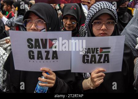 Bangkok, Thailand. Oktober 2023. Pro-palästinensische Demonstranten halten während der Demonstration vor der israelischen Botschaft in Bangkok Plakate mit „Rettet Gaza“. Pro-palästinensische Demonstranten versammelten sich vor der israelischen Botschaft in Bangkok, um ihre Unterstützung für die Palästinenser im israelisch-Hamas-Konflikt in Gaza zum Ausdruck zu bringen. Quelle: SOPA Images Limited/Alamy Live News Stockfoto