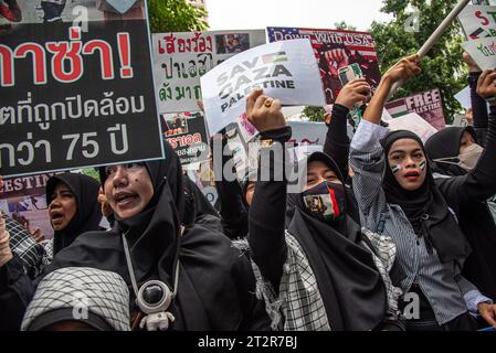 Bangkok, Thailand. Oktober 2023. Pro-palästinensische Demonstranten halten Plakate, während sie während der Demonstration vor der israelischen Botschaft in Bangkok Slogans singen. Pro-palästinensische Demonstranten versammelten sich vor der israelischen Botschaft in Bangkok, um ihre Unterstützung für die Palästinenser im israelisch-Hamas-Konflikt in Gaza zum Ausdruck zu bringen. Quelle: SOPA Images Limited/Alamy Live News Stockfoto