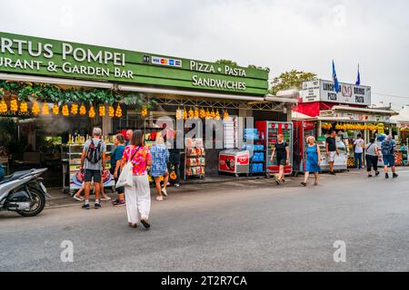 POMPEJI, ITALIEN – 20. SEPTEMBER 2023: Lebensmittelmarkt außerhalb der Ausgrabungsstätte der antiken römischen Stadt Pompeji, die 79 n. Chr. durch den Ausbruch des Th zerstört wurde Stockfoto