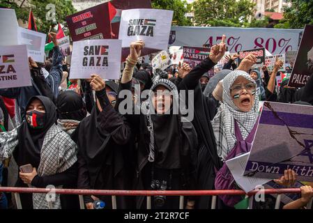 Bangkok, Thailand. Oktober 2023. Pro-palästinensische Demonstranten halten Plakate, während sie während der Demonstration vor der israelischen Botschaft in Bangkok Slogans singen. Pro-palästinensische Demonstranten versammelten sich vor der israelischen Botschaft in Bangkok, um ihre Unterstützung für die Palästinenser im israelisch-Hamas-Konflikt in Gaza zum Ausdruck zu bringen. Quelle: SOPA Images Limited/Alamy Live News Stockfoto