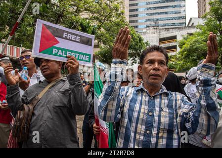 Bangkok, Thailand. Oktober 2023. Pro-palästinensische Demonstranten wurden während der Demonstration vor der israelischen Botschaft in Bangkok betend gesehen. Pro-palästinensische Demonstranten versammelten sich vor der israelischen Botschaft in Bangkok, um ihre Unterstützung für die Palästinenser im israelisch-Hamas-Konflikt in Gaza zum Ausdruck zu bringen. Quelle: SOPA Images Limited/Alamy Live News Stockfoto