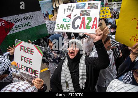 Bangkok, Thailand. Oktober 2023. Pro-palästinensische Demonstranten halten Plakate, während sie während der Demonstration vor der israelischen Botschaft in Bangkok Slogans singen. Pro-palästinensische Demonstranten versammelten sich vor der israelischen Botschaft in Bangkok, um ihre Unterstützung für die Palästinenser im israelisch-Hamas-Konflikt in Gaza zum Ausdruck zu bringen. (Foto: Peerapon Boonyakiat/SOPA Images/SIPA USA) Credit: SIPA USA/Alamy Live News Stockfoto