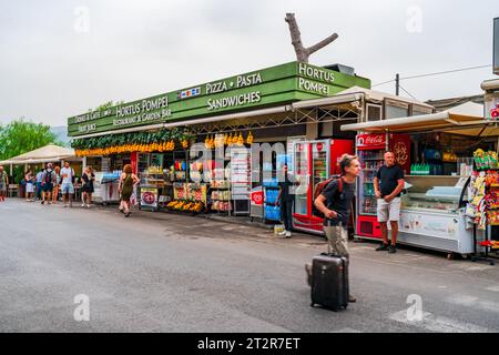 POMPEJI, ITALIEN – 20. SEPTEMBER 2023: Lebensmittelmarkt außerhalb der Ausgrabungsstätte der antiken römischen Stadt Pompeji, die 79 n. Chr. durch den Ausbruch des Th zerstört wurde Stockfoto