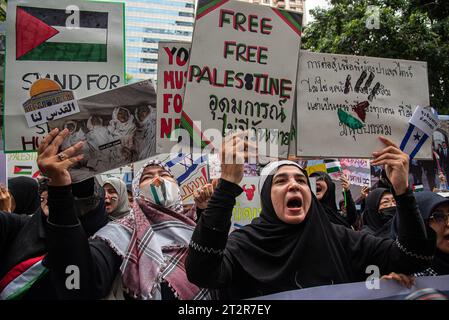 Bangkok, Thailand. Oktober 2023. Pro-palästinensische Demonstranten halten Plakate, während sie während der Demonstration vor der israelischen Botschaft in Bangkok Slogans singen. Pro-palästinensische Demonstranten versammelten sich vor der israelischen Botschaft in Bangkok, um ihre Unterstützung für die Palästinenser im israelisch-Hamas-Konflikt in Gaza zum Ausdruck zu bringen. (Foto: Peerapon Boonyakiat/SOPA Images/SIPA USA) Credit: SIPA USA/Alamy Live News Stockfoto