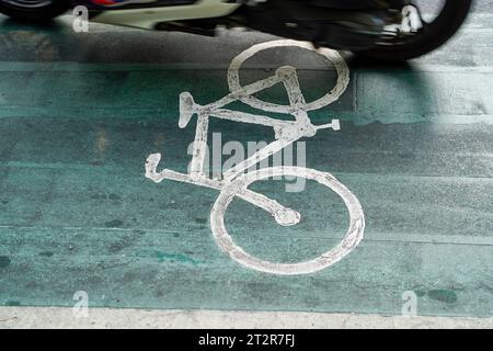 Fahrradwege für Radfahrer, Verkehrsschilder auf dem Straßenboden. Stockfoto