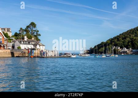 Dartmouth, Estuary View von der Lower Ferry mit Blick auf die Flussmündung, Warfleet Creek und Dartmouth Castle mit dem Royal Dart Yacht Club. Stockfoto