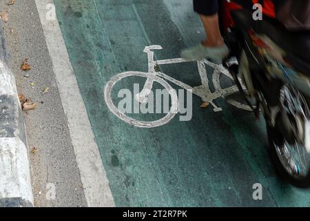 Fahrradwege für Radfahrer, Verkehrsschilder auf dem Straßenboden. Stockfoto