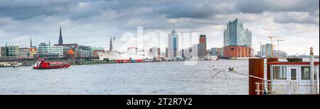 Hamburg, Deutschland - 21. Februar 2020: Panoramablick vom Steinwerder Aussichtspunkt auf Elbe, Elbphilharmonie, Hafen und Uferpromenade in Hamb Stockfoto