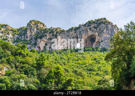 Klippen mit Bögen über Positano - malerisches Dorf an der Amalfiküste in Kampanien, Italien Stockfoto