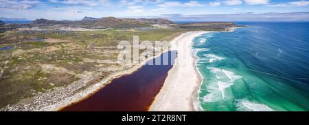 Luftaufnahme von Noordhoek Long Beach in Kapstadt, Südafrika Stockfoto