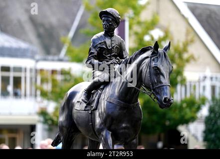 Eine Statue des Jockeys Frankie Dettori, nachdem er vor dem QIPCO British Champions Day auf der Ascot Racecourse in Berkshire enthüllt wurde. Bilddatum: Samstag, 21. Oktober 2023. Stockfoto