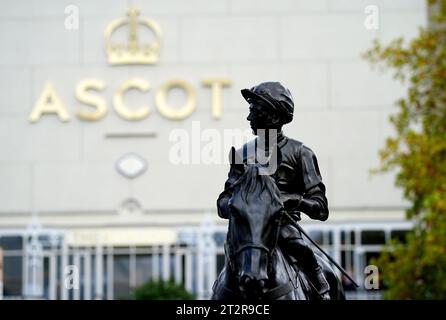 Eine Statue des Jockeys Frankie Dettori, nachdem er vor dem QIPCO British Champions Day auf der Ascot Racecourse in Berkshire enthüllt wurde. Bilddatum: Samstag, 21. Oktober 2023. Stockfoto