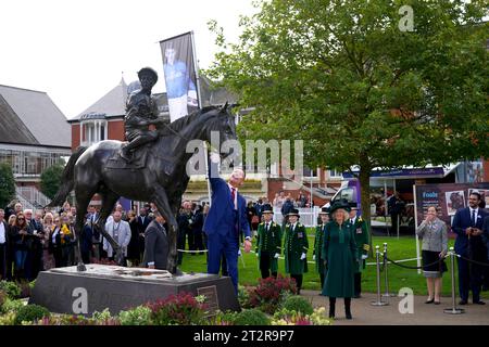 Jockey Frankie Dettori sieht sich eine Statue von sich an, die Tristram Lewis geschaffen hat, nachdem sie von Queen Camilla während einer Zeremonie vor dem QIPCO British Champions Day auf der Ascot Racecourse, Berkshire, enthüllt wurde. Bilddatum: Samstag, 21. Oktober 2023. Stockfoto