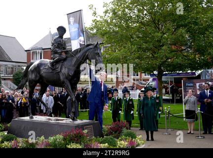 Jockey Frankie Dettori sieht sich eine Statue von sich an, die Tristram Lewis geschaffen hat, nachdem sie von Queen Camilla während einer Zeremonie vor dem QIPCO British Champions Day auf der Ascot Racecourse, Berkshire, enthüllt wurde. Bilddatum: Samstag, 21. Oktober 2023. Stockfoto