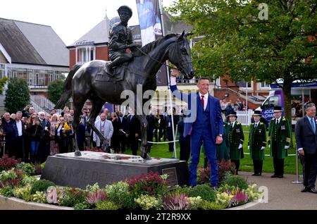 Jockey Frankie Dettori posiert für ein Foto mit einer von Tristram Lewis geschaffenen Statue, nachdem sie von Queen Camilla während einer Zeremonie vor dem QIPCO British Champions Day auf der Ascot Racecourse, Berkshire, enthüllt wurde. Bilddatum: Samstag, 21. Oktober 2023. Stockfoto