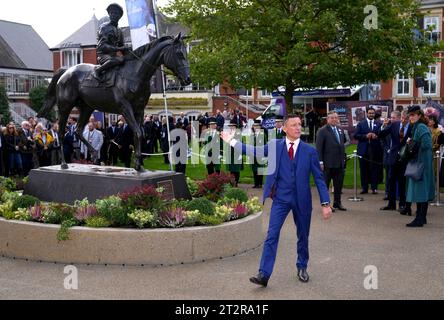 Jockey Frankie Dettori steht vor einer Statue, die Tristram Lewis geschaffen hat, nachdem sie von Queen Camilla während einer Zeremonie vor dem QIPCO British Champions Day auf der Ascot Racecourse, Berkshire, enthüllt wurde. Bilddatum: Samstag, 21. Oktober 2023. Stockfoto