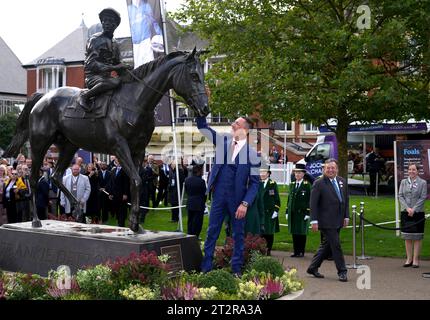 Jockey Frankie Dettori sieht sich eine Statue von sich an, die Tristram Lewis geschaffen hat, nachdem sie von Queen Camilla während einer Zeremonie vor dem QIPCO British Champions Day auf der Ascot Racecourse, Berkshire, enthüllt wurde. Bilddatum: Samstag, 21. Oktober 2023. Stockfoto