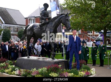 Jockey Frankie Dettori posiert für ein Foto mit einer von Tristram Lewis geschaffenen Statue, nachdem sie von Queen Camilla während einer Zeremonie vor dem QIPCO British Champions Day auf der Ascot Racecourse, Berkshire, enthüllt wurde. Bilddatum: Samstag, 21. Oktober 2023. Stockfoto
