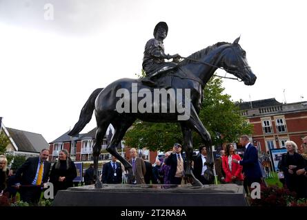Eine Statue des Jockeys Frankie Dettori, nachdem er vor dem QIPCO British Champions Day auf der Ascot Racecourse in Berkshire enthüllt wurde. Bilddatum: Samstag, 21. Oktober 2023. Stockfoto