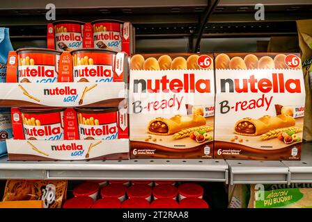 Italien - 19. Oktober 2023: Packungen Nutella B-ready und Nutella and GO! Ausgestellt in Regalen zum Verkauf im italienischen Supermarkt. Ferrero Produkte Supermark Stockfoto