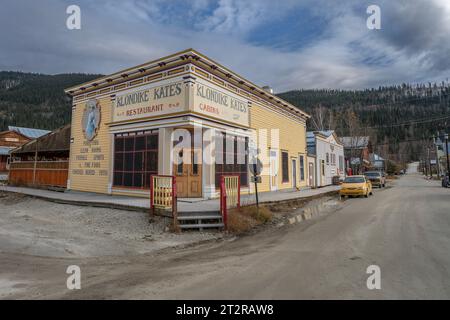 Dawson City, Yukon, Kanada – 5. Oktober 2023: Außenansicht des Klondike Kate’s Restaurant and Cabins Building Stockfoto