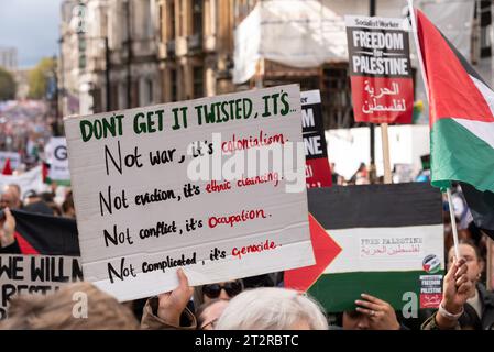 Piccadilly, London, Großbritannien. Oktober 2023. Während der Konflikt zwischen Israel und der Hamas anhält, findet ein Protest gegen die Eskalation der militärischen Aktionen im Gazastreifen statt. Organisiert von Gruppen wie der palästinensischen Solidaritätskampagne und der „Stop the war Coalition“ mit dem Titel „Nationalmarsch für Palästina“ und mit Aufrufen zu „Befreiung Palästinas“, „Beendigung der Gewalt“ und „Beendigung der Apartheid“. Massen von Demonstranten in Piccadilly Stockfoto