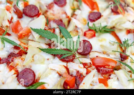 Pizza mit Marihuanablättern, die Lebensmittel aus Cannabisprodukten kochen. Nationale Küche Südostasiens kambodscha thailand. Draufsicht Nahaufnahme, Makro, Stockfoto