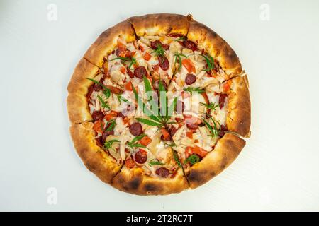 Hausgemachte Pizza mit Marihuana-Cannabisblättern. Frisches medizinisches Marihuana, Cannabis dekoriert auf Pizza. Nahaufnahme, Makro, Stockfoto