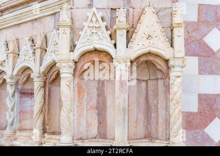 L'Aquila, Italien-11. august 2021: Blick auf die Basilika Santa Maria di Collemaggio in L'Aquila an einem bewölkten Tag Stockfoto