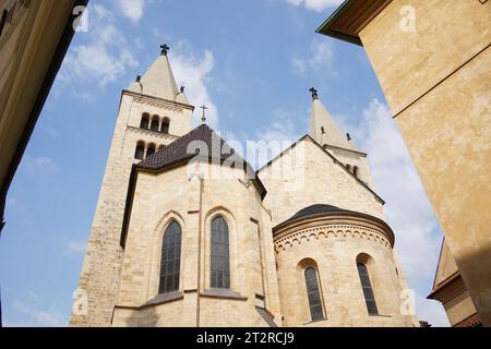 George's Basilika ist das älteste erhaltene Gebäude der Kirche innerhalb der Prager Burg, Prag, Tschechische Republik. Stockfoto