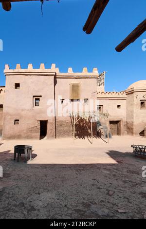 Traditionelle marokkanische Architektur in Wüstenumgebung marokkanisches Lehmziegelgebäude mit Holz- und lehmziegelstruktur Stockfoto