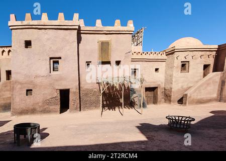 Traditionelle marokkanische Architektur in Wüstenumgebung marokkanisches Lehmziegelgebäude mit Holz- und lehmziegelstruktur Stockfoto