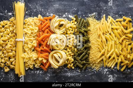 Verschiedene Arten und Formen von ungekochten Nudeln Stockfoto