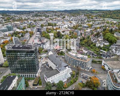 Luftaufnahme. Blick ueber die Stadt. Im Vordergrund v. li. das Kreishaus, Kulturhaus LYZ und das Strassenverkehrsamt im Hintergrund. Herbst im Siegerland am 21.10.2023 in Siegen/Deutschland. *** Luftaufnahme über die Stadt im Vordergrund von links das Bezirkshaus, das Kulturhaus LYZ und das Straßenverkehrsamt im Hintergrund Herbst im Siegerland am 21 10 2023 in Siegen Deutschland Credit: Imago/Alamy Live News Stockfoto