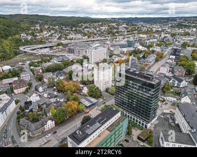 Luftaufnahme. Blick ueber die Stadt. Im Vordergrund das Kreishaus. Herbst im Siegerland am 21.10.2023 in Siegen/Deutschland. *** Luftansicht über die Stadt im Vordergrund das Kreishaus Herbst im Siegerland am 21 10 2023 in Siegen Deutschland Credit: Imago/Alamy Live News Stockfoto