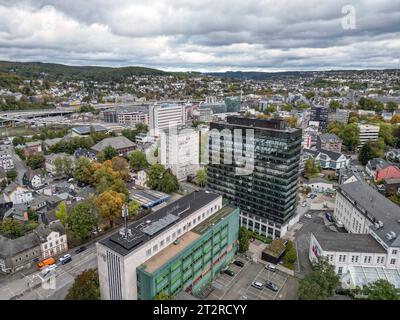 Luftaufnahme. Blick ueber die Stadt. Im Vordergrund das Kreishaus. Herbst im Siegerland am 21.10.2023 in Siegen/Deutschland. *** Luftansicht über die Stadt im Vordergrund das Kreishaus Herbst im Siegerland am 21 10 2023 in Siegen Deutschland Credit: Imago/Alamy Live News Stockfoto