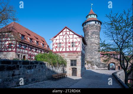 Schlosshof Nürnberg mit Fachwerkhäusern und Turm in Nürnberg. Historische Altstadt. Stockfoto