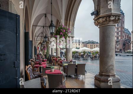 Café in der Tuchhalle in Kraków, Polen Stockfoto