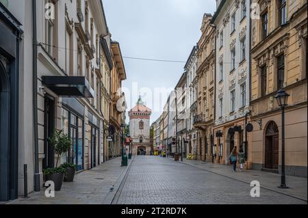 St. Florian's Gate in Krakau, Polen. Touristenstraße mit Geschäften, Cafés Stockfoto