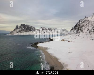 Panoramablick von der Luftdrohne auf die atemberaubenden Lofoten-Inseln in Norwegen. Blick auf die Berge und das Meer während des Sonnenuntergangs. Naturlandschaft in der Winterlandschaft in s. Stockfoto