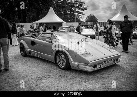 1988 Lamborghini Countach, Ausgabe zum 25. Jahrestag, ausgestellt auf der Salon Privé Concours d’Elégance Motorshow im Schloss Blenheim. Stockfoto