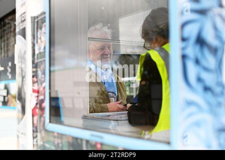 MANCHESTER, GROSSBRITANNIEN. Oktober 2023. Manchester City Fan vor dem Etihad Stadium vor dem Premier League Spiel im Etihad Stadium, MANCHESTER. Der Bildnachweis sollte lauten: Gary Oakley/Sportimage Credit: Sportimage Ltd/Alamy Live News Stockfoto