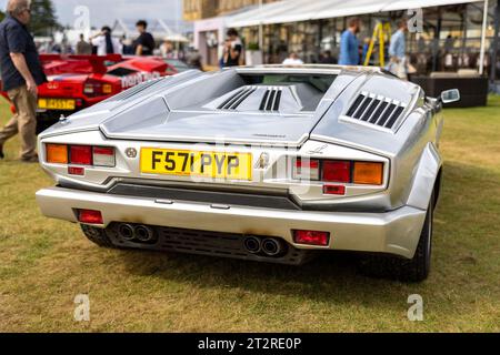 1988 Lamborghini Countach, Ausgabe zum 25. Jahrestag, ausgestellt auf der Salon Privé Concours d’Elégance Motorshow im Schloss Blenheim. Stockfoto