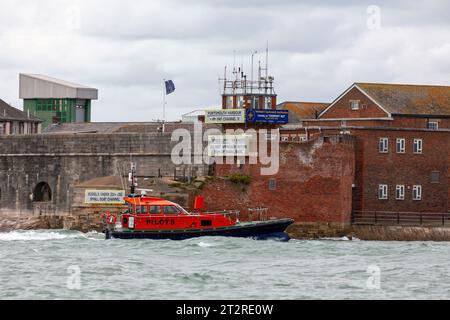 ORC-Pilotenboot überquert den Solent an einem bewölkten und windigen Tag. Stockfoto