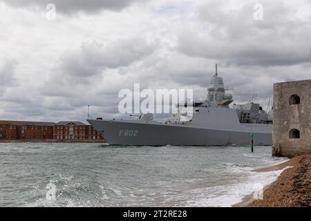 Die niederländische Fregatte HNLMS F802 de Seven Provincien verlässt den Hafen von Portsmouth. Teilbetrachtung, wenn das Schiff an dem runden Turm vorbeikommt. Stockfoto